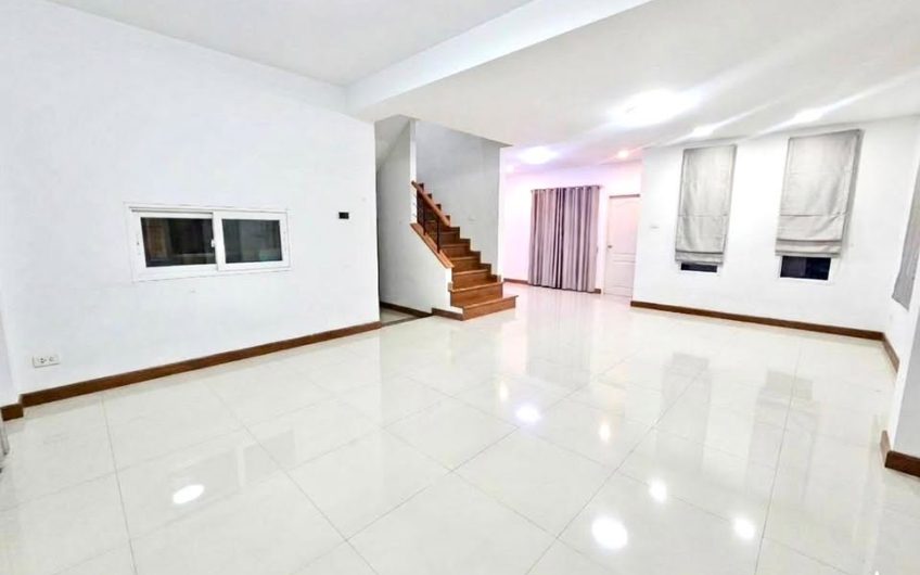 Resale detached house in Si Racha, Village Park project-desirable location with convenient access.