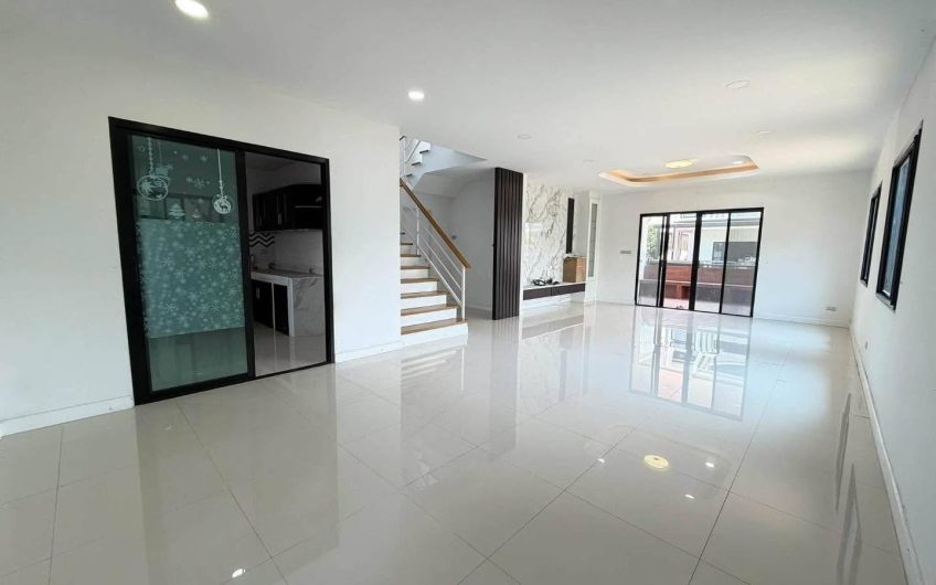 2-story detached house for sale in a desirable location: Maneerin Privacy Village, Si Racha, Chonburi.