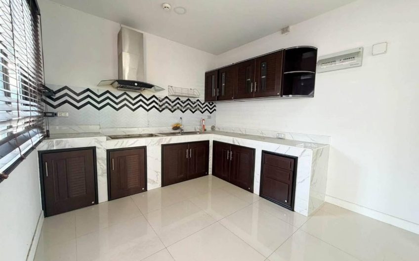 2-story detached house for sale in a desirable location: Maneerin Privacy Village, Si Racha, Chonburi.